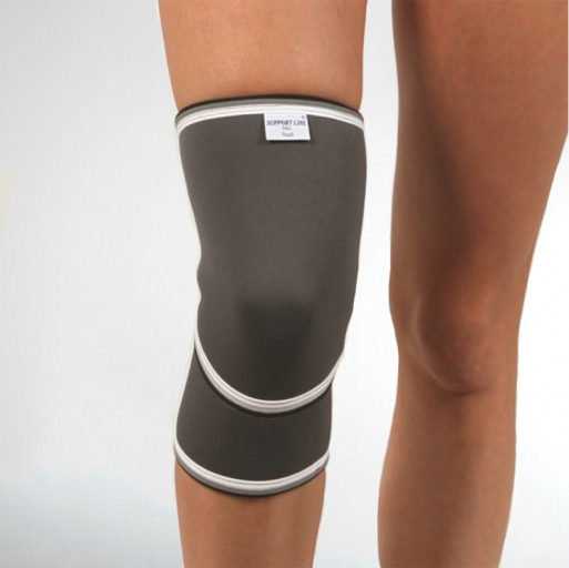 REF 100 The knee pad is closed. Neoprene.
